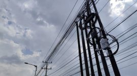Tampak sejumlah tiang dan kabel jaringan milik penyedia layanan internet swasta yang berdiri berjejer di sepanjang ruang milik jalan di wilayah Kabupaten Labuhanbatu Utara. Keberadaan infrastruktur ini kini menjadi sorotan terkait kepemilikan izin resmi, pemanfaatan fasilitas umum, serta kontribusi terhadap Pendapatan Asli Daerah (PAD), mendorong pemerintah melakukan pendataan dan penertiban. Foto: GS