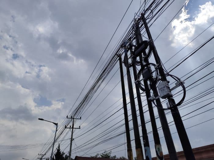 Tampak sejumlah tiang dan kabel jaringan milik penyedia layanan internet swasta yang berdiri berjejer di sepanjang ruang milik jalan di wilayah Kabupaten Labuhanbatu Utara. Keberadaan infrastruktur ini kini menjadi sorotan terkait kepemilikan izin resmi, pemanfaatan fasilitas umum, serta kontribusi terhadap Pendapatan Asli Daerah (PAD), mendorong pemerintah melakukan pendataan dan penertiban. Foto: GS