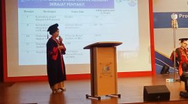 Orasi Ilmiah: Lenny Lusia Simatupang SKepNs MKep memaparkan hasil penelitian mengenai penyakit ginjal khususnya pada warga suku Batak Toba di UMT Jalan Kapten Batu Sihombing, Kenangan, Kec Percut Sei Tuan, Kabupaten Deli Serdang, Sumatera Utara (Sumut), Rabu (13/5). (Foto Dok UMT Kartini Sihombing)