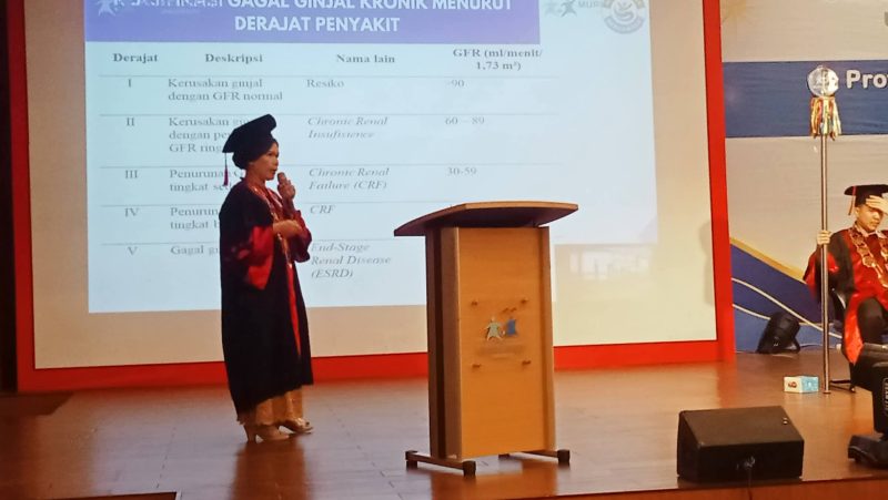 Orasi Ilmiah: Lenny Lusia Simatupang SKepNs MKep memaparkan hasil penelitian mengenai penyakit ginjal khususnya pada warga suku Batak Toba di UMT Jalan Kapten Batu Sihombing, Kenangan, Kec Percut Sei Tuan, Kabupaten Deli Serdang, Sumatera Utara (Sumut), Rabu (13/5). (Foto Dok UMT Kartini Sihombing)