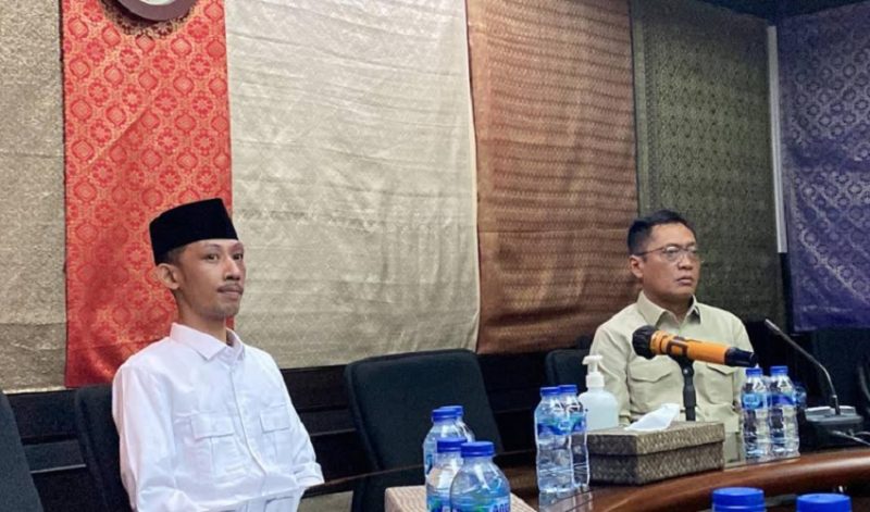 Suasana sidang Majelis Kehormatan Partai Gerindra di Jakarta Selatan, Jumat (15/5/2026), saat membacakan putusan sanksi bagi Achmad Syahri As-Siddiq (kiri), anggota DPRD Jember yang viral karena bermain gim dan merokok saat rapat. Foto: Ist.
