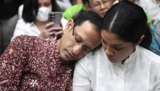 ​Nadiem Makarim Dituntut 18 Tahun Penjara, Langsung Peluk Istri dan Orangtua. (Foto:Ist) 