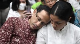 ​Nadiem Makarim Dituntut 18 Tahun Penjara, Langsung Peluk Istri dan Orangtua. (Foto:Ist) 