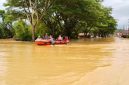Tim gabungan menggunakan perahu karet saat melakukan proses evakuasi warga di wilayah yang terendam banjir akibat meluapnya sungai di Kabupaten Nagan Raya, Aceh. Air bah berwarna keruh terlihat menggenangi jalan dan pemukiman, mengganggu aktivitas masyarakat serta memutus akses transportasi. Foto: Ist.