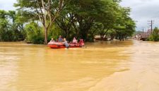 Tim gabungan menggunakan perahu karet saat melakukan proses evakuasi warga di wilayah yang terendam banjir akibat meluapnya sungai di Kabupaten Nagan Raya, Aceh. Air bah berwarna keruh terlihat menggenangi jalan dan pemukiman, mengganggu aktivitas masyarakat serta memutus akses transportasi. Foto: Ist.