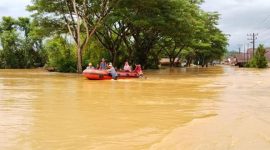 Tim gabungan menggunakan perahu karet saat melakukan proses evakuasi warga di wilayah yang terendam banjir akibat meluapnya sungai di Kabupaten Nagan Raya, Aceh. Air bah berwarna keruh terlihat menggenangi jalan dan pemukiman, mengganggu aktivitas masyarakat serta memutus akses transportasi. Foto: Ist.