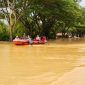 Tim gabungan menggunakan perahu karet saat melakukan proses evakuasi warga di wilayah yang terendam banjir akibat meluapnya sungai di Kabupaten Nagan Raya, Aceh. Air bah berwarna keruh terlihat menggenangi jalan dan pemukiman, mengganggu aktivitas masyarakat serta memutus akses transportasi. Foto: Ist.