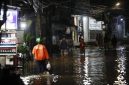 Foto: Suasana di salah satu jalanan di wilayah Jakarta Selatan yang tergenang banjir akibat hujan deras dan luapan Kali Krukut. Sebanyak 12 RT di kawasan Petogogan tercatat terendam air dengan ketinggian mencapai sekitar 20 cm.