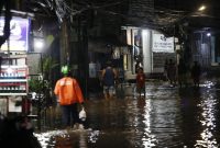 Foto: Suasana di salah satu jalanan di wilayah Jakarta Selatan yang tergenang banjir akibat hujan deras dan luapan Kali Krukut. Sebanyak 12 RT di kawasan Petogogan tercatat terendam air dengan ketinggian mencapai sekitar 20 cm.