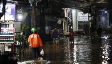 Foto: Suasana di salah satu jalanan di wilayah Jakarta Selatan yang tergenang banjir akibat hujan deras dan luapan Kali Krukut. Sebanyak 12 RT di kawasan Petogogan tercatat terendam air dengan ketinggian mencapai sekitar 20 cm.