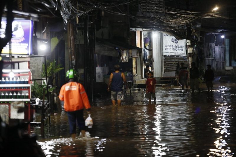 Foto: Suasana di salah satu jalanan di wilayah Jakarta Selatan yang tergenang banjir akibat hujan deras dan luapan Kali Krukut. Sebanyak 12 RT di kawasan Petogogan tercatat terendam air dengan ketinggian mencapai sekitar 20 cm.