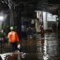 Foto: Suasana di salah satu jalanan di wilayah Jakarta Selatan yang tergenang banjir akibat hujan deras dan luapan Kali Krukut. Sebanyak 12 RT di kawasan Petogogan tercatat terendam air dengan ketinggian mencapai sekitar 20 cm.