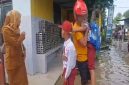 Suasana di depan SD Negeri 165726 Jalan Jenderal Sudirman, Kota Tebingtinggi, yang terendam banjir akibat meluapnya Sungai Padang. Terlihat para siswa sedang dijemput dan dievakuasi oleh orang tua atau warga karena kegiatan belajar mengajar terpaksa diliburkan demi keselamatan. Foto: Ist.