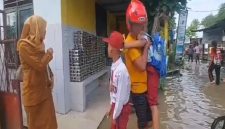 Suasana di depan SD Negeri 165726 Jalan Jenderal Sudirman, Kota Tebingtinggi, yang terendam banjir akibat meluapnya Sungai Padang. Terlihat para siswa sedang dijemput dan dievakuasi oleh orang tua atau warga karena kegiatan belajar mengajar terpaksa diliburkan demi keselamatan. Foto: Ist.