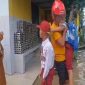 Suasana di depan SD Negeri 165726 Jalan Jenderal Sudirman, Kota Tebingtinggi, yang terendam banjir akibat meluapnya Sungai Padang. Terlihat para siswa sedang dijemput dan dievakuasi oleh orang tua atau warga karena kegiatan belajar mengajar terpaksa diliburkan demi keselamatan. Foto: Ist.
