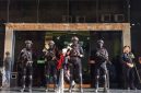 Pasukan khusus Bareskrim Polri bersiaga lengkap bersenjata di depan gedung Perkantoran Hayam Wuruk Plaza Tower, Jakarta Barat, Sabtu (9/5/2026), usai menggerebek pusat operasi sindikat judi online internasional. Dalam operasi ini, polisi mengamankan 321 WNA asal 7 negara, yang tertangkap tangan sedang mengelola 75 situs judi daring di lokasi tersebut. Foto: Ist.