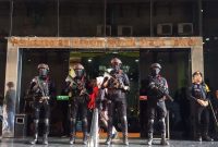Pasukan khusus Bareskrim Polri bersiaga lengkap bersenjata di depan gedung Perkantoran Hayam Wuruk Plaza Tower, Jakarta Barat, Sabtu (9/5/2026), usai menggerebek pusat operasi sindikat judi online internasional. Dalam operasi ini, polisi mengamankan 321 WNA asal 7 negara, yang tertangkap tangan sedang mengelola 75 situs judi daring di lokasi tersebut. Foto: Ist.