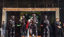 Pasukan khusus Bareskrim Polri bersiaga lengkap bersenjata di depan gedung Perkantoran Hayam Wuruk Plaza Tower, Jakarta Barat, Sabtu (9/5/2026), usai menggerebek pusat operasi sindikat judi online internasional. Dalam operasi ini, polisi mengamankan 321 WNA asal 7 negara, yang tertangkap tangan sedang mengelola 75 situs judi daring di lokasi tersebut. Foto: Ist.