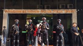 Pasukan khusus Bareskrim Polri bersiaga lengkap bersenjata di depan gedung Perkantoran Hayam Wuruk Plaza Tower, Jakarta Barat, Sabtu (9/5/2026), usai menggerebek pusat operasi sindikat judi online internasional. Dalam operasi ini, polisi mengamankan 321 WNA asal 7 negara, yang tertangkap tangan sedang mengelola 75 situs judi daring di lokasi tersebut. Foto: Ist.
