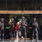 Pasukan khusus Bareskrim Polri bersiaga lengkap bersenjata di depan gedung Perkantoran Hayam Wuruk Plaza Tower, Jakarta Barat, Sabtu (9/5/2026), usai menggerebek pusat operasi sindikat judi online internasional. Dalam operasi ini, polisi mengamankan 321 WNA asal 7 negara, yang tertangkap tangan sedang mengelola 75 situs judi daring di lokasi tersebut. Foto: Ist.