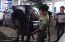 Petugas mengamankan senjata angin yang dipakai sekelompok warga untuk menembak dua karyawan perkebunan sawit. Foto: Ist.