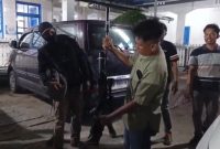 Petugas mengamankan senjata angin yang dipakai sekelompok warga untuk menembak dua karyawan perkebunan sawit. Foto: Ist.