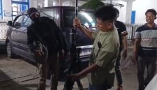 Petugas mengamankan senjata angin yang dipakai sekelompok warga untuk menembak dua karyawan perkebunan sawit. Foto: Ist.
