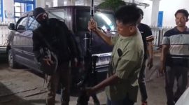 Petugas mengamankan senjata angin yang dipakai sekelompok warga untuk menembak dua karyawan perkebunan sawit. Foto: Ist.