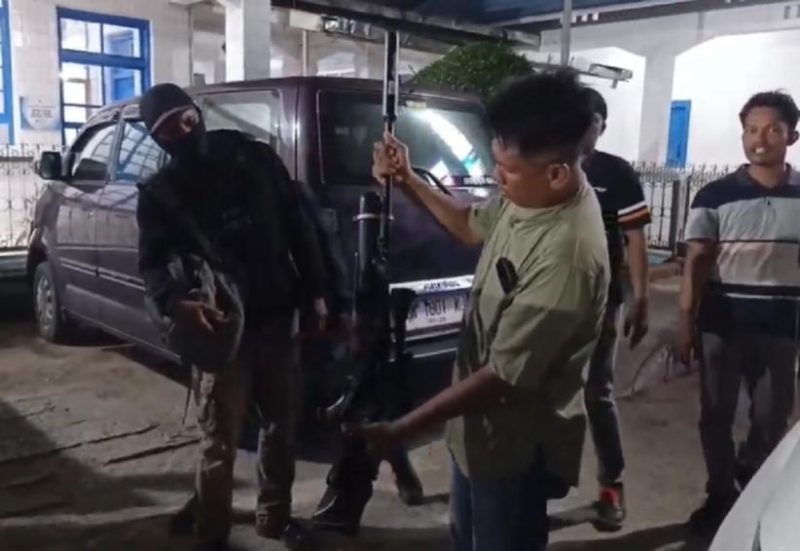 Petugas mengamankan senjata angin yang dipakai sekelompok warga untuk menembak dua karyawan perkebunan sawit. Foto: Ist.
