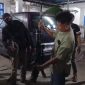 Petugas mengamankan senjata angin yang dipakai sekelompok warga untuk menembak dua karyawan perkebunan sawit. Foto: Ist.