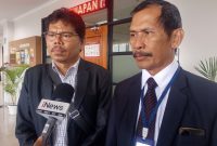 Pengamat kebijakan publik Bonatua Silalahi (kiri) memberikan keterangan pers di kantor Pengadilan Tata Usaha Negara (PTUN) Jakarta, Selasa (12/5/2026). Foto: Ist.