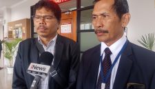Pengamat kebijakan publik Bonatua Silalahi (kiri) memberikan keterangan pers di kantor Pengadilan Tata Usaha Negara (PTUN) Jakarta, Selasa (12/5/2026). Foto: Ist.
