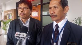 Pengamat kebijakan publik Bonatua Silalahi (kiri) memberikan keterangan pers di kantor Pengadilan Tata Usaha Negara (PTUN) Jakarta, Selasa (12/5/2026). Foto: Ist.
