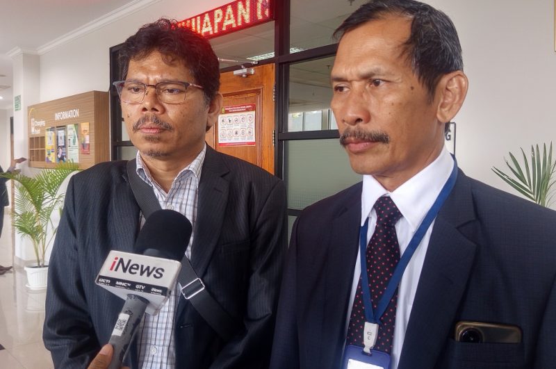 Pengamat kebijakan publik Bonatua Silalahi (kiri) memberikan keterangan pers di kantor Pengadilan Tata Usaha Negara (PTUN) Jakarta, Selasa (12/5/2026). Foto: Ist.