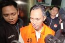 Bupati Cilacap Syamsul Auliya Rachman memakai rompi tahanan KPK. Foto: Ist.