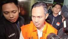 Bupati Cilacap Syamsul Auliya Rachman memakai rompi tahanan KPK. Foto: Ist.