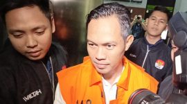 Bupati Cilacap Syamsul Auliya Rachman memakai rompi tahanan KPK. Foto: Ist.