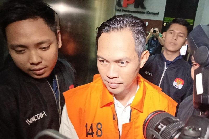 Bupati Cilacap Syamsul Auliya Rachman memakai rompi tahanan KPK. Foto: Ist.