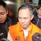 Bupati Cilacap Syamsul Auliya Rachman memakai rompi tahanan KPK. Foto: Ist.