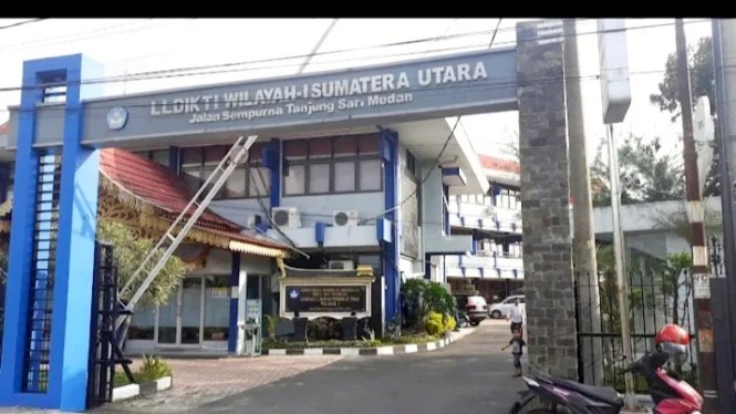 Kantor LLDIKTI Wilayah I Sumatera Utara di Jalan Sempurna, Tanjung Sari Medan, yang menjadi sorotan publik terkait dugaan penggelembungan anggaran sejumlah proyek renovasi dan pengadaan fisik di lingkungan institusi tersebut. Foto: Ist.