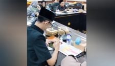 Achmad Syahri Assidiqi, anggota DPRD Jember dari Partai Gerindra, terlihat asyik menunduk memainkan ponsel diduga bermain gim sambil merokok di meja sidang saat rapat Komisi D bersama Dinas Kesehatan membahas penanganan stunting. Foto: Ist.