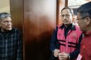 Mantan Mendikbudristek, Nadiem Makarim, saat berada di lingkungan pengadilan. Ia baru saja menjalani perawatan di rumah sakit akibat nyeri tinggi dan memohon pengalihan penahanan demi segera menjalani operasi dalam kasus korupsi pengadaan laptop Chromebook senilai ratusan miliar rupiah. Foto: Ist.