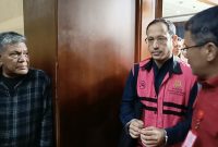 Mantan Mendikbudristek, Nadiem Makarim, saat berada di lingkungan pengadilan. Ia baru saja menjalani perawatan di rumah sakit akibat nyeri tinggi dan memohon pengalihan penahanan demi segera menjalani operasi dalam kasus korupsi pengadaan laptop Chromebook senilai ratusan miliar rupiah. Foto: Ist.