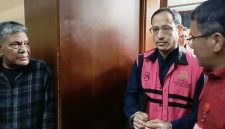 Mantan Mendikbudristek, Nadiem Makarim, saat berada di lingkungan pengadilan. Ia baru saja menjalani perawatan di rumah sakit akibat nyeri tinggi dan memohon pengalihan penahanan demi segera menjalani operasi dalam kasus korupsi pengadaan laptop Chromebook senilai ratusan miliar rupiah. Foto: Ist.