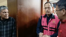 Mantan Mendikbudristek, Nadiem Makarim, saat berada di lingkungan pengadilan. Ia baru saja menjalani perawatan di rumah sakit akibat nyeri tinggi dan memohon pengalihan penahanan demi segera menjalani operasi dalam kasus korupsi pengadaan laptop Chromebook senilai ratusan miliar rupiah. Foto: Ist.