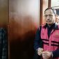Mantan Mendikbudristek, Nadiem Makarim, saat berada di lingkungan pengadilan. Ia baru saja menjalani perawatan di rumah sakit akibat nyeri tinggi dan memohon pengalihan penahanan demi segera menjalani operasi dalam kasus korupsi pengadaan laptop Chromebook senilai ratusan miliar rupiah. Foto: Ist.