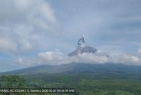 Erupsi Gunung Semeru yang terjadi pada Selasa, 5 Mei 2026 pukul 08.46 WIB. Terlihat jelas kolom abu vulkanis berwarna putih kelabu yang menjulang tinggi dari puncak kawah, menyebar ke arah barat daya sesuai arah angin saat kejadian. Foto: Ist.