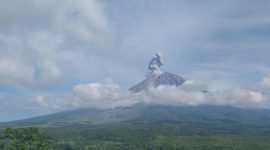 Erupsi Gunung Semeru yang terjadi pada Selasa, 5 Mei 2026 pukul 08.46 WIB. Terlihat jelas kolom abu vulkanis berwarna putih kelabu yang menjulang tinggi dari puncak kawah, menyebar ke arah barat daya sesuai arah angin saat kejadian. Foto: Ist.