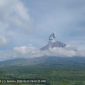 Erupsi Gunung Semeru yang terjadi pada Selasa, 5 Mei 2026 pukul 08.46 WIB. Terlihat jelas kolom abu vulkanis berwarna putih kelabu yang menjulang tinggi dari puncak kawah, menyebar ke arah barat daya sesuai arah angin saat kejadian. Foto: Ist.
