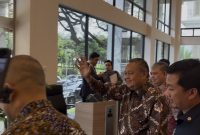 Gubernur Bank Indonesia (BI), Perry Warjiyo, saat keluar usai menghadiri pertemuan tertutup di kantor Kemenko Perekonomian, Selasa (5/5/2026). Perry hanya melambaikan tangan dan menjawab singkat 